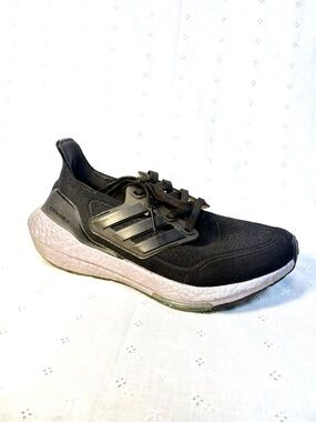 Women’s Black Athletic Running Shoe with Cushioned White Midsole